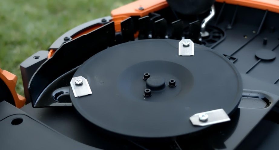 Replacement Blades to Suit all Navimow models. Pack Contains 12 x replacement blades and 12 x replacement screws